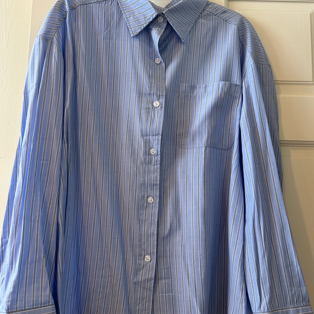 EUC Women’s business casual Powder Blue Striped Shirt Medium with stylish vente…